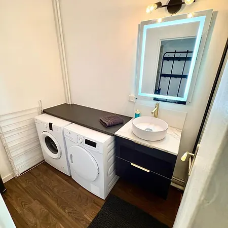 Beautiful 54 M With Parking In Apartament Nantes